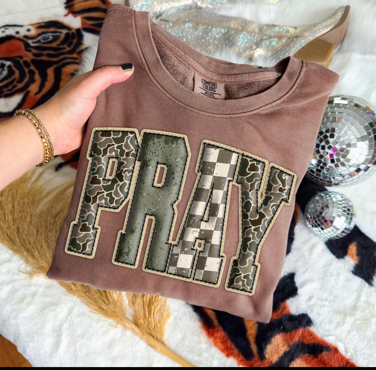 Camo pattern pray